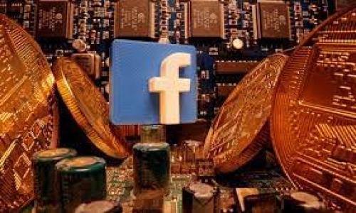 跨境金融区块链平台是利用区块链技术，旨在提升跨境金融交易的效率、安全性和透明度的综合性平台。随着全球贸易的不断发展，跨境金融交易愈发频繁，传统金融机构在跨境支付、结算、合规等方面面临诸多挑战。区块链作为一种去中心化的分布式账本技术，凭借其数据不可篡改、实时性强等特点，为跨境金融提供了新的解决方案。

以下是对跨境金融区块链平台的详细介绍，分为几个部分：

跨境金融的背景
跨境金融是指跨越国界进行的金融活动，包括国际支付、资金转移、外汇交易等。随着全球化的深入，国际贸易和投资活动日益增多，跨境金融的需求也随之增加。然而，传统的跨境金融交易往往面临高费用、长时间的结算周期、合规难题等问题。

区块链技术的特点
区块链是一种去中心化的分布式账本技术，利用密码学和共识机制确保数据的安全性和一致性。其主要特点包括：
ul
  li去中心化：没有单一的控制方，所有参与者共享同一账本，降低了中心化带来的风险。/li
  li安全性：通过密码学技术保护数据，数据一旦写入区块链，无法被篡改。/li
  li透明性：所有交易记录对授权参与者公开，增强了信任度。/li
  li实时性：交易可以快速确认，大大缩短了结算时间。/li
/ul

跨境金融区块链平台的实现
跨境金融区块链平台通过将区块链技术应用于跨境交易流程中，提供了一个更高效、安全的交易环境。以下是一些关键要素：
ul
  li智能合约：在区块链上预设的智能合约可以自动执行合约条款，使得跨境交易更加高效。/li
  li多币种支持：平台通常支持多种货币的交易，方便用户进行外汇兑换。/li
  li合规管理：基于区块链的透明性，平台能够更加高效地进行反洗钱等合规检查。/li
  li用户身份验证：利用区块链的身份验证机制，提高了用户身份的安全性和隐私保护。/li
/ul

跨境金融区块链平台的优势
跨境金融区块链平台相比于传统金融机构，具备多方面的优势：
ul
  li成本降低：去除了中介机构，减少了交易费用。/li
  li速度提升：实时交易和结算，大大提高了交易效率。/li
  li透明度提高：所有交易都可追溯，增强信任。/li
  li跨境合作：促进不同国家间的金融合作，推动全球经济一体化。/li
/ul

未来发展趋势
随着技术的不断进步和法律法规的完善，跨境金融区块链平台将迎来更广阔的发展前景。未来可能会出现以下趋势：
ul
  li越来越多的机构参与：越来越多的金融机构、企业将加入这一行业，形成更加完善的生态系统。/li
  li加强监管合作：跨国监管机构将共同制定相关政策，确保跨境交易的安全性和合规性。/li
  li技术发展： 人工智能、物联网等技术与区块链结合，提升跨境金融服务的智能化水平。/li
/ul

相关问题探讨
为了更全面地理解跨境金融区块链平台，以下是一些相关问题的详细探讨：

问题一：跨境金融区块链平台如何具体提升交易效率？
跨境金融区块链平台通过多个方面提升交易效率：
ul
  li取消中介：传统跨境支付通常需要银行和支付机构作为中介，增加了交易时延。区块链平台通过直接连接各个参与方，缩短了交易链条。/li
  li实时结算：在区块链上，交易可以在几秒钟内完成，而传统银行转账有时需要数天时间才能清算。/li
  li自动化处理：引入智能合约后，合约执行自动化，减少人工干预的时间和成本，提高效率。/li
/ul
此外，区块链技术的不可篡改性和透明性使得审计和合规检查流程得到简化，进一步提升了交易速度。

问题二：跨境金融区块链平台在解决合规问题上有什么优势？
合规管理是跨境金融交易中的重要问题，区块链平台在以下几个方面提供支持：
ul
  li可追溯性：区块链提供每一笔交易的历史记录，便于监管机构进行跟踪和审计。/li
  li自动化合规：通过智能合约编写合规规则，自动检查交易是否符合各国法律法规。/li
  li身份验证：区块链可以安全存储用户身份信息，确保参与方的合法性，降低洗钱风险。/li
/ul
这些优势使得跨境金融区块链平台具备了应对合规挑战的能力，有助于构建一个更加可信的金融环境。

问题三：目前有哪些主要的跨境金融区块链平台？
目前市面上已经出现了一些主要的跨境金融区块链平台，这里列出几个较为知名的例子：
ul
  liRipple：Ripple是一个专注于跨境支付的区块链平台，其XRP代币被用于快速支付和汇款。/li
  liStellar：Stellar以建立金融网络为目标，允许跨境交易和资产转移，受到多个金融机构的青睐。/li
  liIBM Blockchain：IBM推出的区块链解决方案为银行提供了跨境支付的安全网络。/li
/ul
这些平台各自具备不同的特点和优势，服务于不同的市场需求，推动了跨境金融的创新。

问题四：用户在使用跨境金融区块链平台时需要注意哪些风险？
使用跨境金融区块链平台，用户需要关注以下风险：
ul
  li安全风险：尽管区块链自身安全性高，但用户仍需注意私钥和账户安全，防止盗窃。/li
  li法律风险：不同国家对区块链技术和加密货币的法律法规不同，用户需了解所在国家的相关政策。/li
  li市场波动：某些平台使用的加密资产（如XRP、比特币）价格波动大，可能影响交易结果。/li
/ul
因此，用户在使用这些平台时应提高警惕，了解相关风险，谨慎操作。

问题五：跨境金融区块链平台未来的发展前景如何？
跨境金融区块链平台的发展前景广阔，主要体现在以下几个方面：
ul
  li技术创新：随着技术的不断进步，区块链技术将与人工智能、大数据等新兴技术结合，更加提升效率和安全性。/li
  li政策支持：各国对区块链技术的认识和接受度逐渐提高，有望出台更多支持政策，促进跨境金融的发展。/li
  li市场需求：全球经济一体化加深，跨境交易需求持续旺盛，将推动区块链平台的应用场景扩大。/li
/ul
总体来看，跨境金融区块链平台正处于快速发展阶段，未来充满机遇和挑战。

通过上述内容的介绍，我们可以对跨境金融区块链平台有更深入的了解，认识到其在现代金融体系中的重要性和潜力。